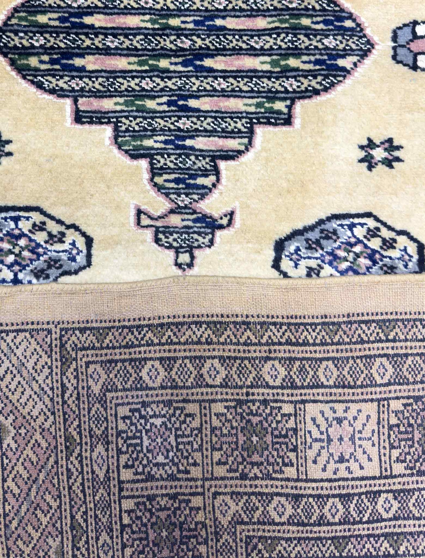Bokhara Gul Rug - 4 x 6 ft