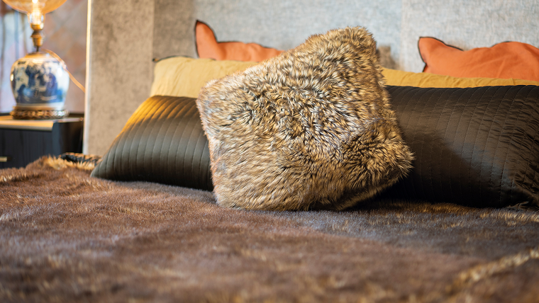 How to Use Bold Rug Colors Without Overwhelming the Room