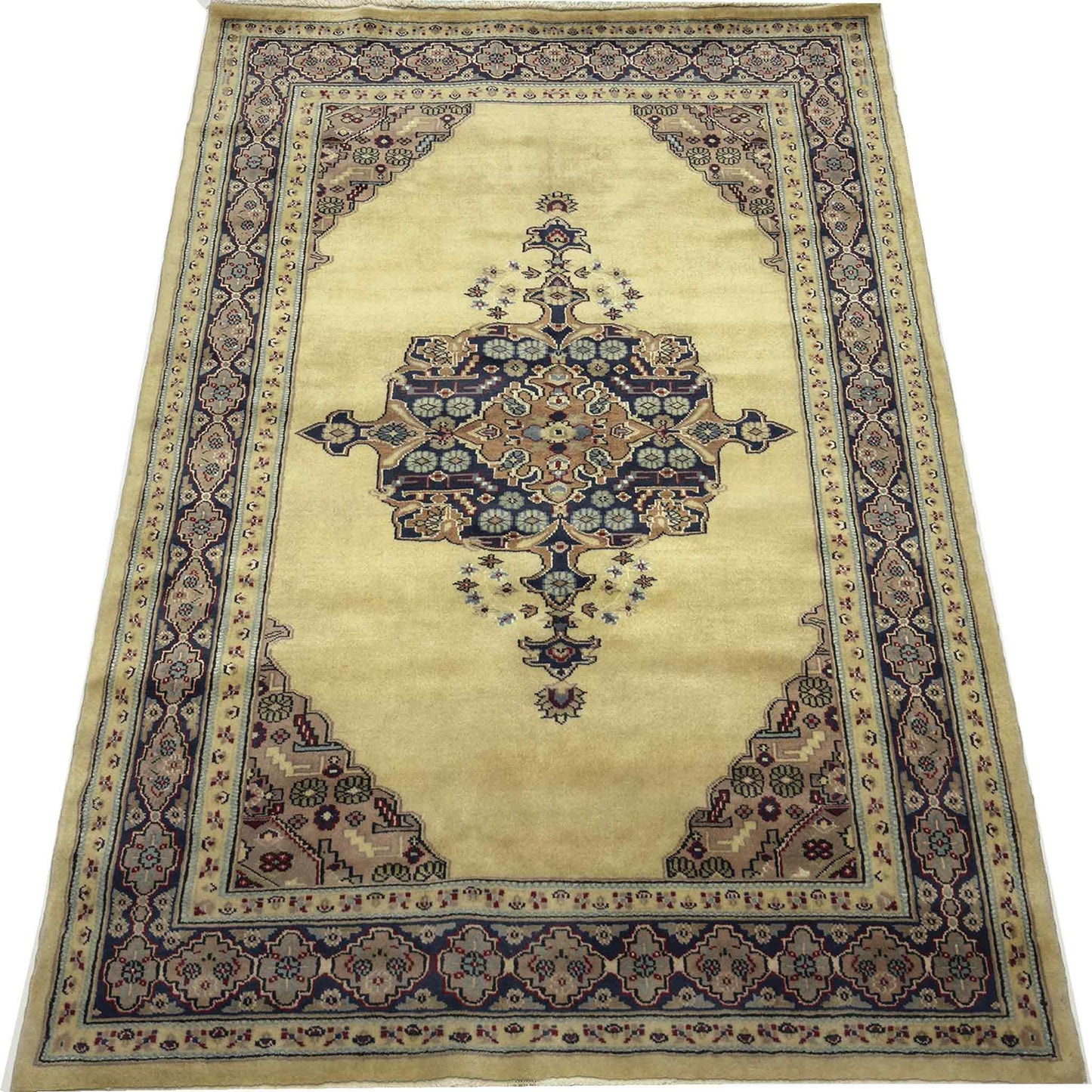 Kashan Medallion Rug - 4 x 6 ft