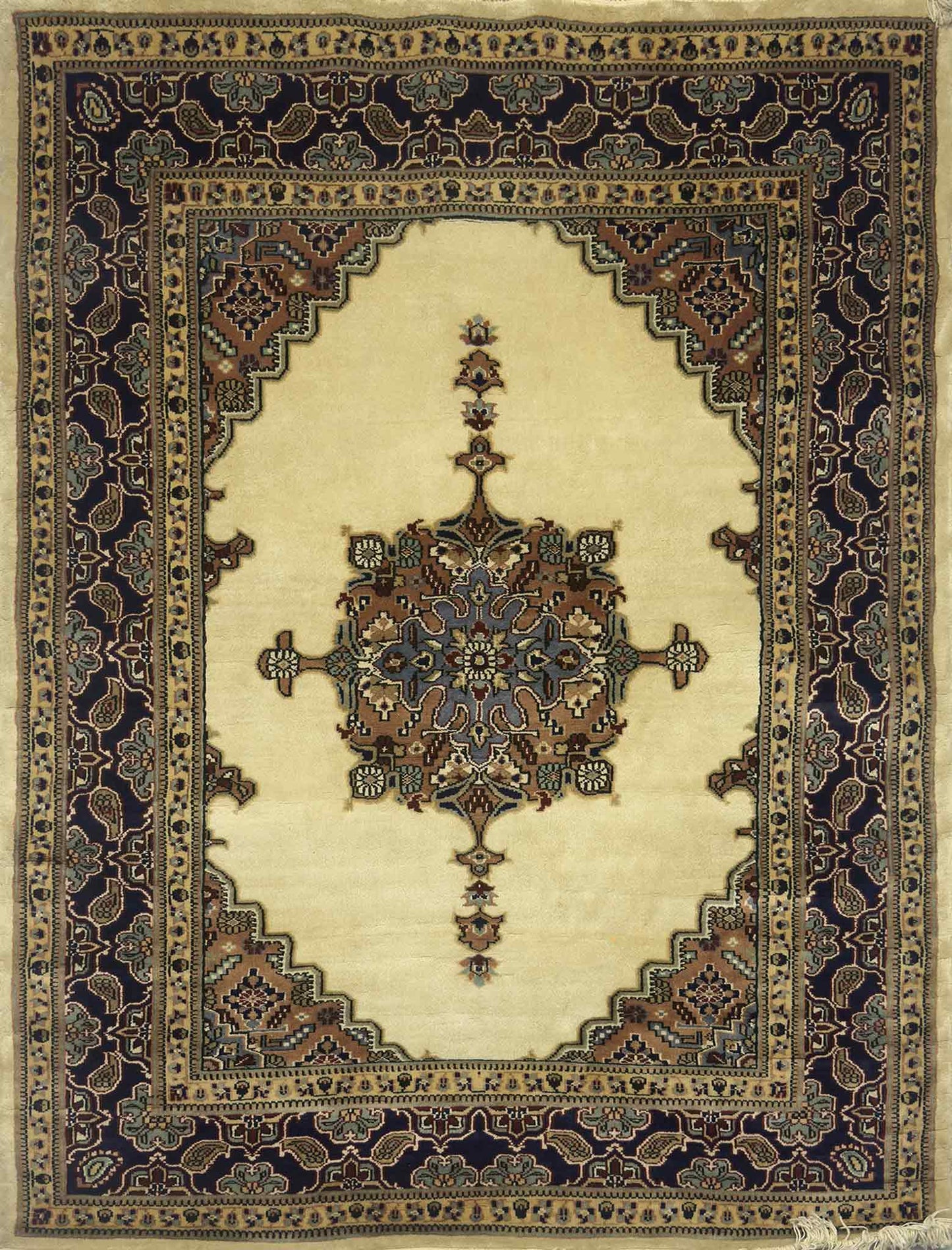 Kashan Medallion Rug - 4 x 6 ft