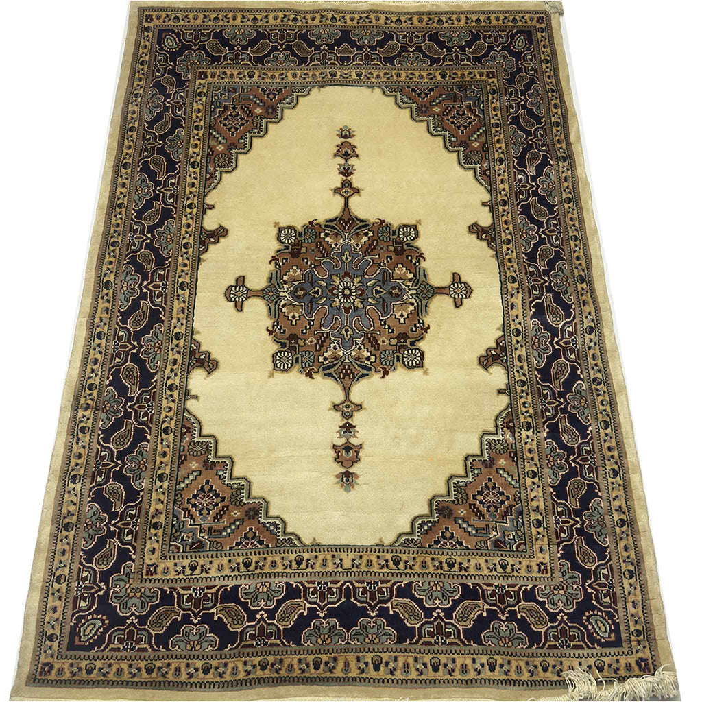 Kashan Medallion Rug - 6 x 4 ft